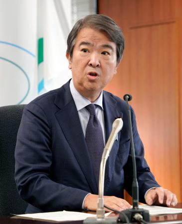 記者会見する石原宏高環境相＝１１日午前、環境省