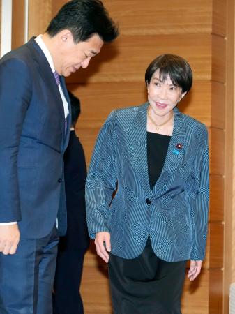 閣議に臨む高市首相（右）ら＝１１日午前、首相官邸