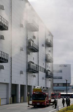 煙が上がるインターネット通販大手アマゾンの倉庫＝１１日午後０時１５分、大阪府茨木市