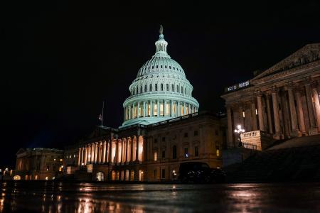 政府の一部閉鎖が４０日目を迎えた米議会議事堂＝９日、ワシントン（ロイター＝共同）