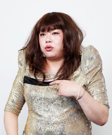 　インタビューに応じるイズミ・セクシー