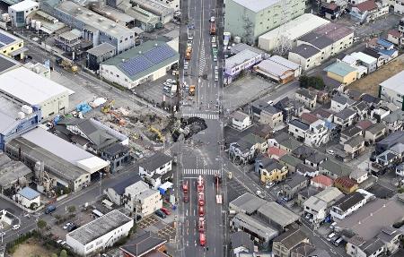 埼玉県八潮市の県道が陥没しトラックが転落した事故現場＝２月