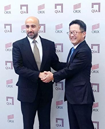 共同ファンドの立ち上げを発表したオリックスの高橋英丈社長（右）とカタール投資庁の幹部＝１１日午後、東京都港区