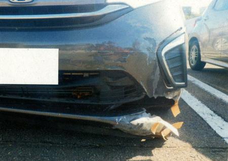秋田市内の国道でクマと衝突し、破損した車(秋田県警提供、画像の一部が加工されています)