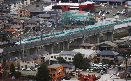 福島市を走行する東北新幹線の車両＝２０２２年