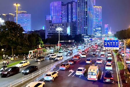 中国湖南省長沙市内を走る車＝１０月（共同）