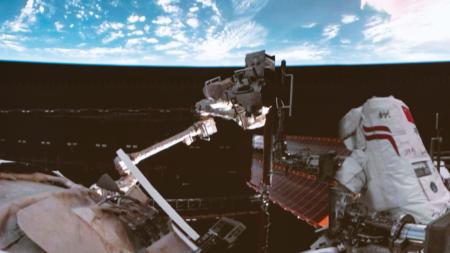 中国の宇宙ステーション「天宮」周辺で船外活動を行う「神舟２０号」の飛行士（新華社＝共同）
