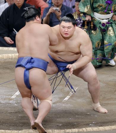 大の里（奥）が押し出しで若隆景を下す＝福岡国際センター