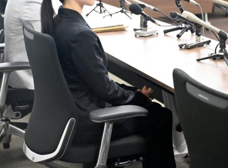 記者会見する原告の女性＝１１日午後、広島市中区