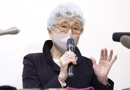 取材に応じる横田早紀江さん＝１１日午後、川崎市