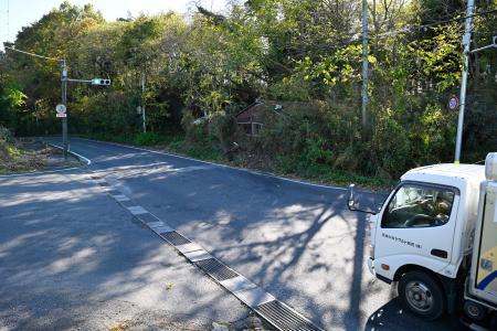 乗用車とタンクローリーが衝突する事故があった現場付近＝１１日午後、宮城県大崎市