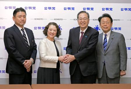 連合の芳野友子会長（中央左）と握手する公明党の斉藤代表＝１１日午後、国会