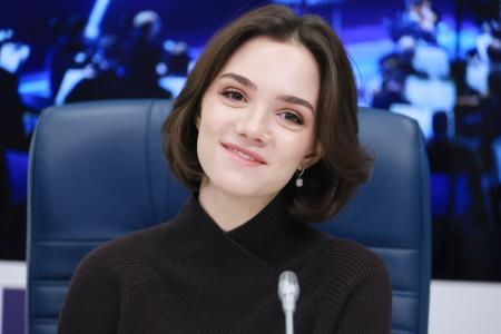 １０日、モスクワで記者会見したエフゲニア・メドベージェワ（タス＝共同）