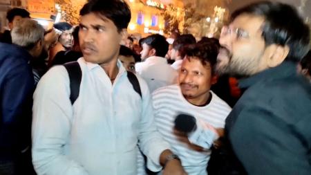 １０日、インド首都ニューデリーの爆発現場付近に集まる人たち。動画の一部（ロイター＝共同）