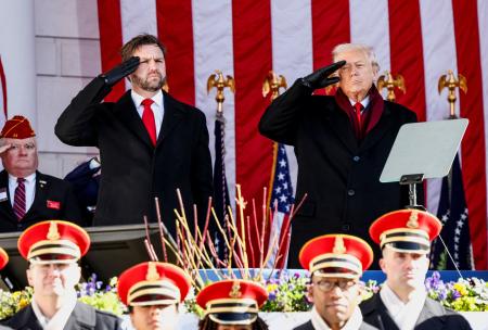 11日、米アーリントン国立墓地で、敬礼するトランプ大統領(右)とバンス副大統領=ワシントン近郊(ロイター=共同)