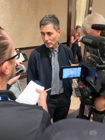 取材に応じるパドレスのプレラーGM=11日、米ラスベガス(共同)