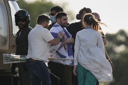 解放されたセゲブ・カルフォンさん（中央）＝１０月１３日、イスラエル中部（ＡＰ＝共同）