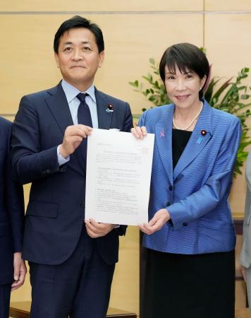 経済対策の策定に向けた国民民主党の提言を高市首相（右）に手渡す玉木代表＝１２日午後、首相官邸