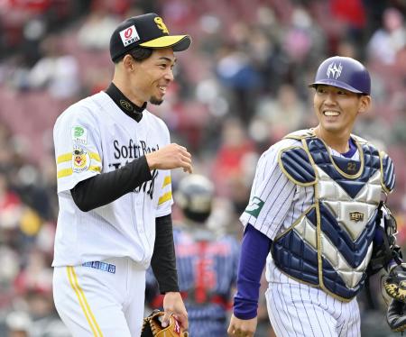 選手会主催トライアウトでの投球を終え、笑顔を見せる又吉克樹投手（左）＝マツダ