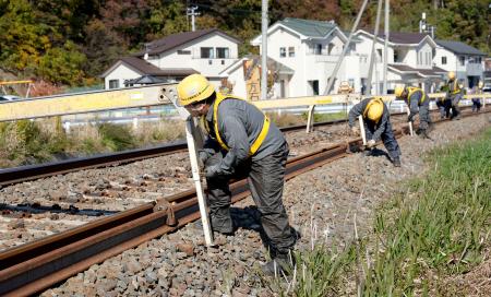 ＪＲ東日本が公開したレール交換作業＝１２日午前、宮城県石巻市