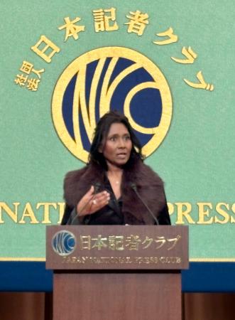 記者会見する米ＡＰ通信のデイジー・ビーラシンガム社長兼ＣＥＯ＝１２日午後、東京・内幸町の日本記者クラブ