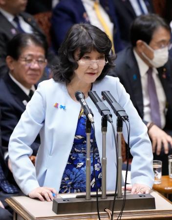 参院予算委で答弁する片山財務相＝１２日午後