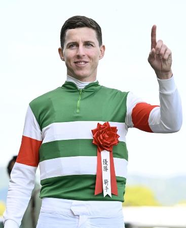 ５月、第１７１回天皇賞・春をヘデントールで制し、ポーズをとるダミアン・レーン騎手＝京都競馬場