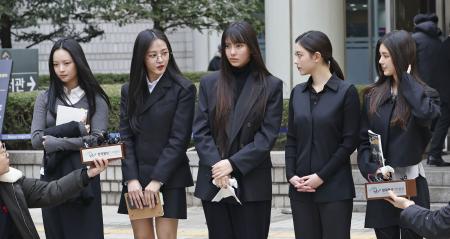人気女性アイドルグループ、ＮｅｗＪｅａｎｓ（ニュージーンズ）のメンバー＝３月、韓国のソウル中央地裁前（聯合＝共同）