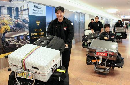 帰国したパラアイスホッケー日本代表＝１２日、羽田空港