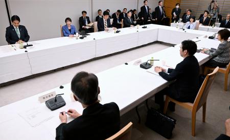 首相官邸で開かれた、高市政権発足後初となる経済財政諮問会議＝１２日午後