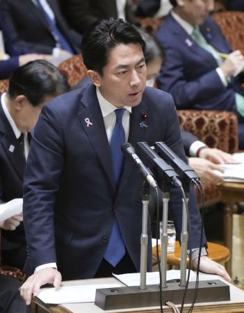 参院予算委で答弁する小泉防衛相＝１２日午後