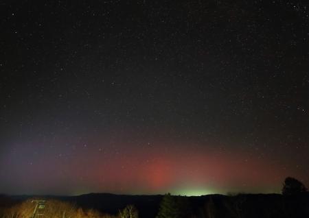 北海道陸別町で観測されたオーロラ＝１２日午後６時５２分（りくべつ宇宙地球科学館提供）