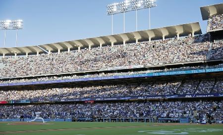 ２０２８年ロサンゼルス五輪で野球の会場となるドジャースタジアム（共同）