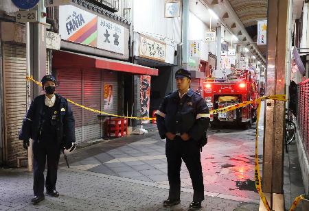 大阪市西成区の火災現場付近＝１３日午前２時２９分