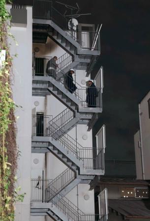 火災があった大阪市西成区の集合住宅=13日午前2時36分