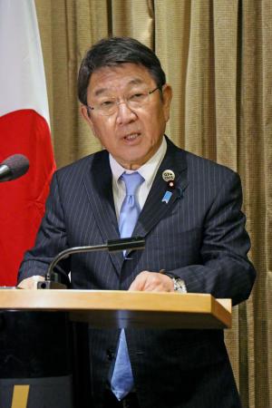 記者団の取材に応じる茂木外相＝１２日、カナダ・ナイアガラオンザレーク（共同）