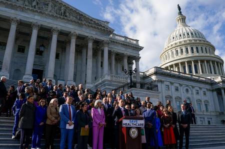 米下院での採決を控え議会前で演説する野党民主党議員ら＝１２日、ワシントン（ロイター＝共同）