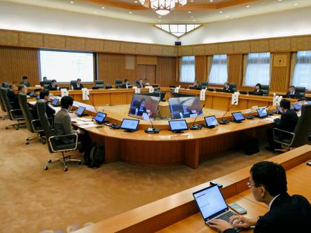 外部有識者らが出席して始まった「秋の行政事業レビュー」＝１３日午前、東京都港区