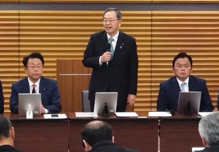 党会合であいさつする公明党の斉藤代表（中央）＝１３日午前、東京都新宿区