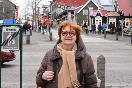 ５０年前に「女性の休日」に参加したクリスティン・アシュゲフトフテルさん＝１０月、アイスランド・レイキャビク（共同）