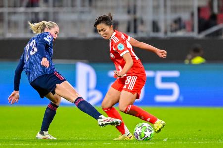 女子欧州ＣＬのアーセナル戦でボールを奪うバイエルン・ミュンヘンの谷川（右）＝ミュンヘン（ゲッティ＝共同）