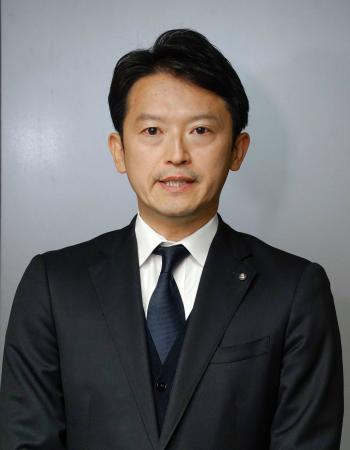 兵庫県庁で取材に応じる斎藤元彦知事＝１３日午後