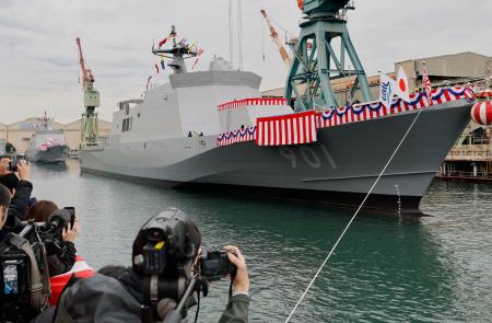 命名・進水式を前に報道陣に公開された海上自衛隊の哨戒艦「さくら」（手前）と「たちばな」＝１３日午後、横浜市磯子区