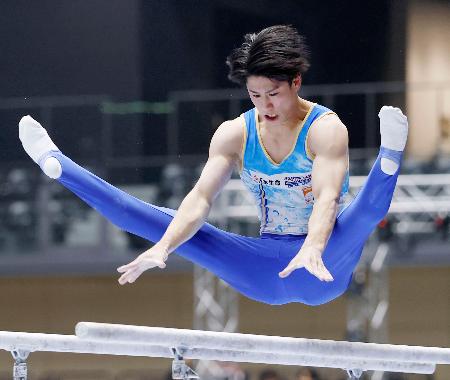 男子種目別予選　橋本大輝の平行棒＝高崎アリーナ