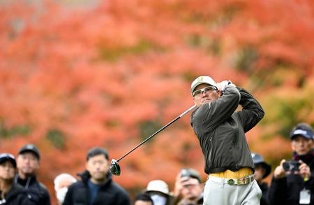 第１日、８番でティーショットを放つ宮里優作。５アンダーで首位＝太平洋クラブ御殿場