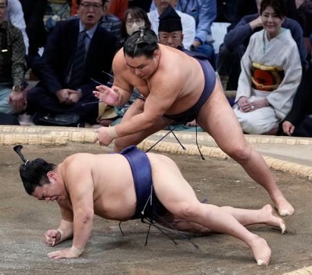 　豊昇龍（上）がはたき込みで平戸海を下す＝福岡国際センター