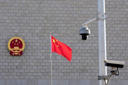 董郁玉氏の公判が開かれた北京市の高級人民法院前に掲げられた中国国旗と監視カメラ＝１３日（共同）