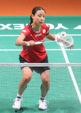 女子シングルス２回戦でプレーする奥原希望＝熊本県立総合体育館