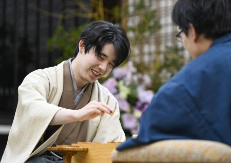将棋の第３８期竜王戦７番勝負第４局で佐々木勇気八段を破り、５連覇を果たした藤井聡太竜王。史上最年少で永世三冠を達成した＝１３日夜、京都市