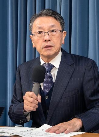 記者会見する政府の地震調査委員会の平田直委員長＝１３日夜、東京都千代田区